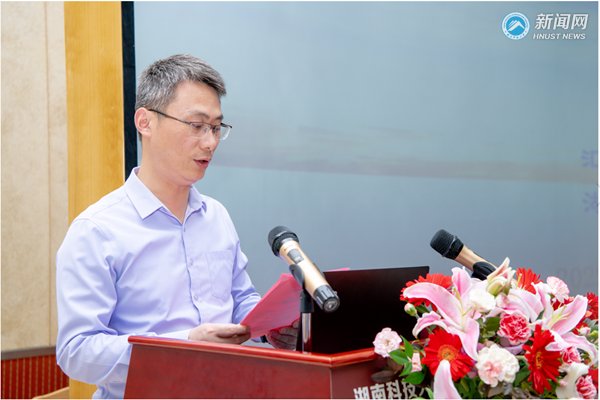 王卫军用讲故事形式开启了一堂极具理论