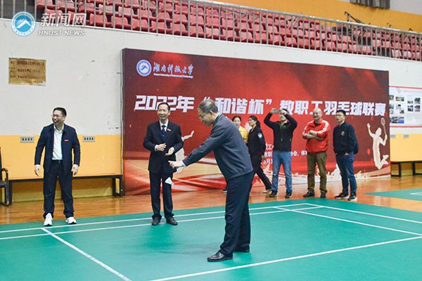 1eaa74f7895a4f3cb2794d2cf637f8f2.jpg 工会主席刘友金校工会常务副主席贺春生