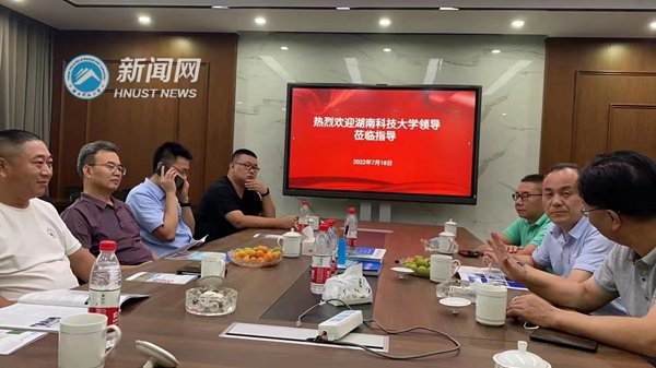 b3ef6aa7935d46e7987b34cf4f76ec98.jpg 副校长贺泽龙一行赴重庆走访校友和用人