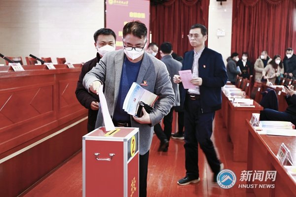 39c0afc3fa854ec5a7a2c7d97f142614.jpg 报告厅内整齐布置着图文并茂的展板