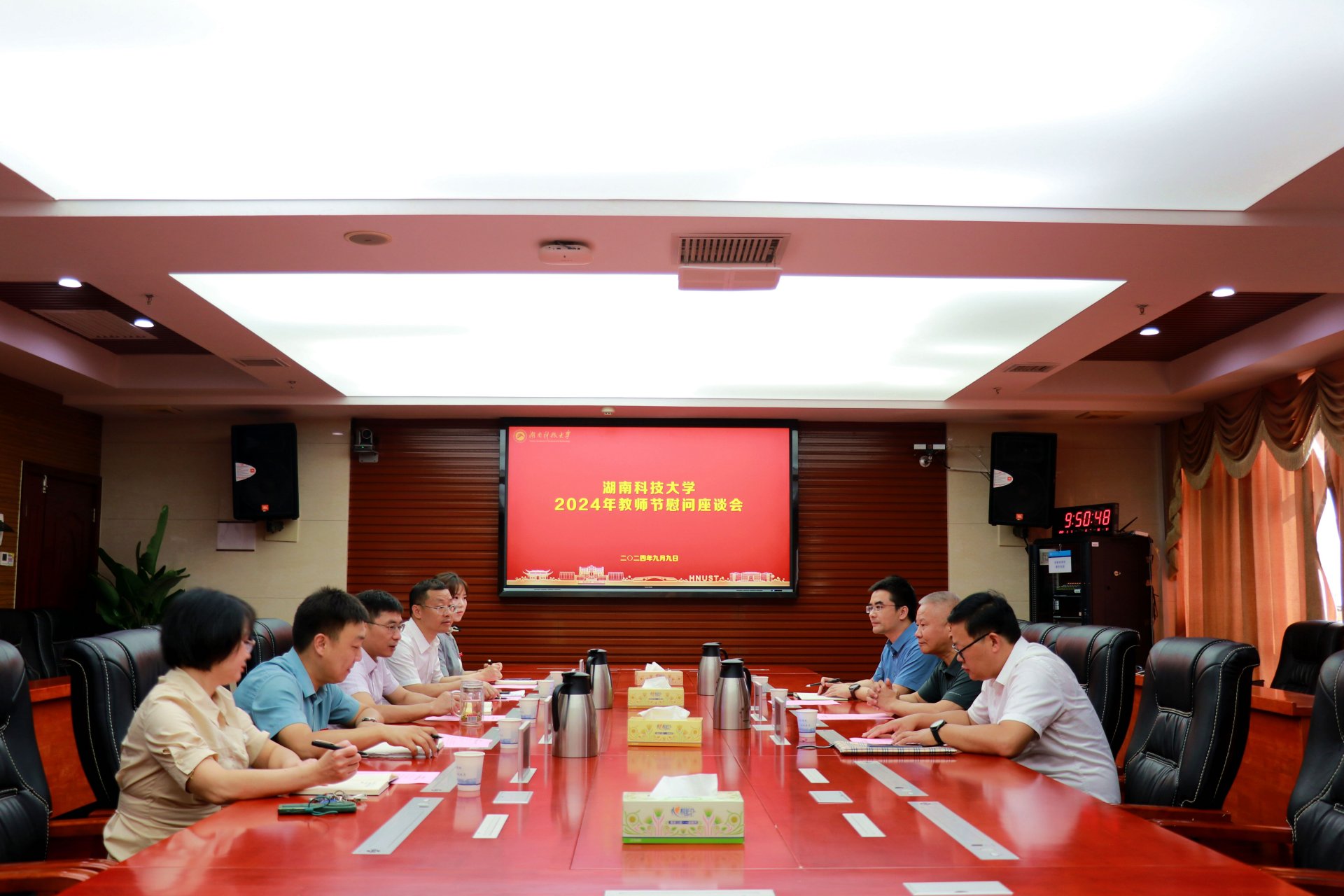 019c16afc6854e40b5041317d2e3b976.jpg 与他们交流谈心