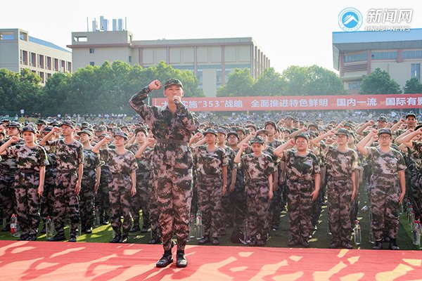 5fd9841fa79a4bf28eab1cc4f1c8ed87.jpg 颜值在线”等方面介绍了牛宝官网登录新