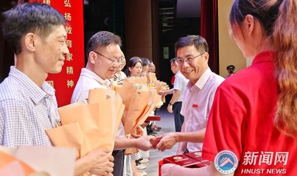 6fad1c4f9462405a9e93f9d017c6f1bd.jpg 涌现了一批先进集体和优秀个人