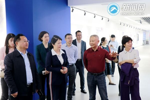 c47a4992fb5245f5a8e6dfae3da829b4.jpg 蒋丽忠代表牛宝体育登录正规渠道对调研