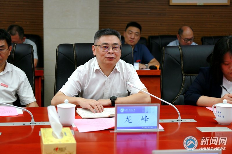 6fdf7083cf1b4f4b866488fca2cf218f.jpg 尹风雨主持签约仪式