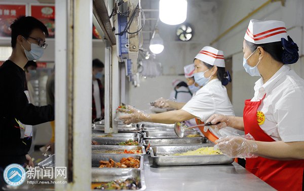 同题参见往常熙熙攘攘的食堂“不见了”
