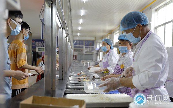 食堂里的餐桌椅全部堆叠起来整齐摆放在
