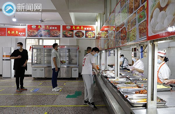 食堂内的宣传栏上写着“打包即走”