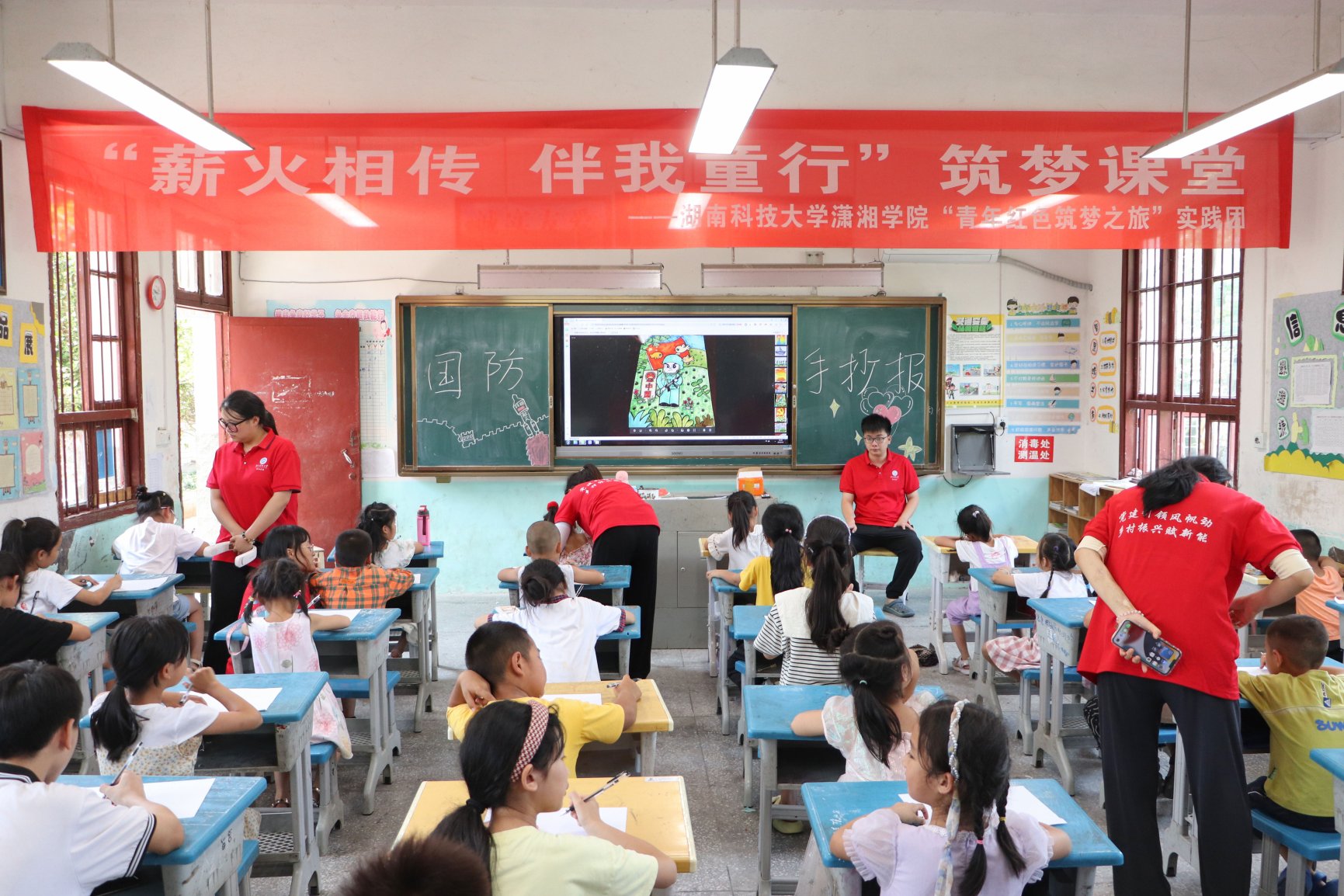 孩子们在家长的陪同下来到通道侗族自治