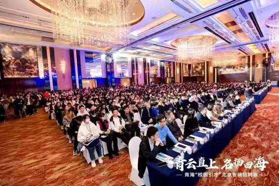 ac48a72ea1a64c62bfc76e6efc8ecc30.jpg 坚持党管人才原则